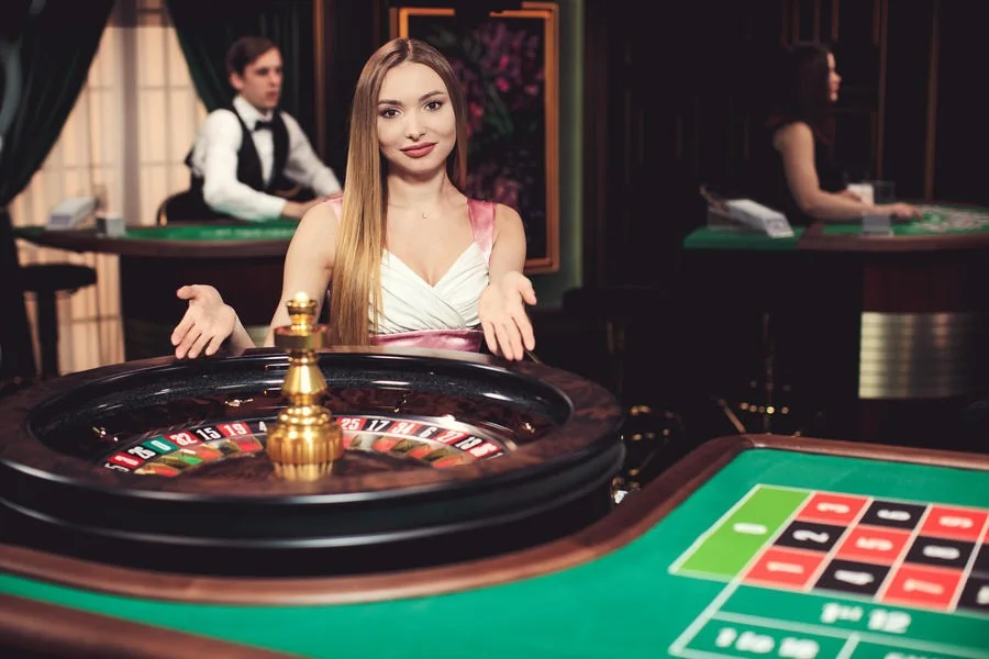Meja permainan live dengan dealer dan pencahayaan kasino